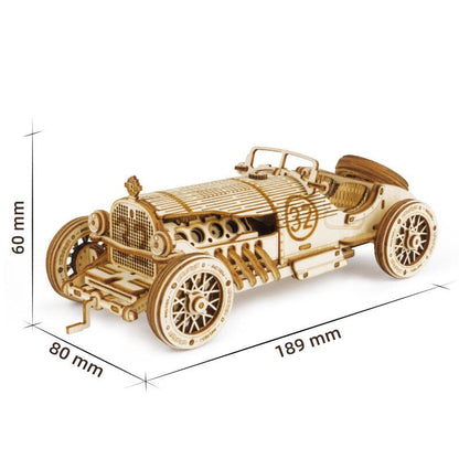Medinis 3D mechaninis konstruktorius – karinio džipo modelis ant stalo