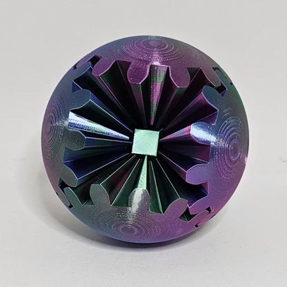 Atvertas violetinis kamuoliukas su matomu mechanizmu