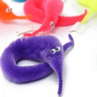 violetinis kirminas ant piršto