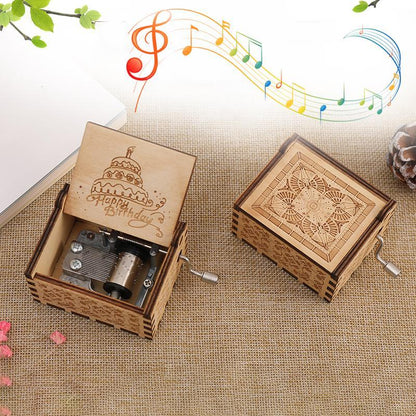 Atidaryta muzikinė dėžutė ir graviruotas dangtelis su natomis