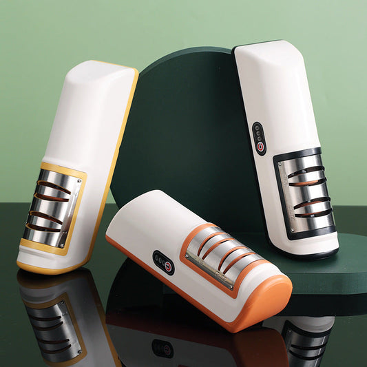 Trijų modernių, baltų, blizgių prietaisų su metaliniais akcentais rinkinys.