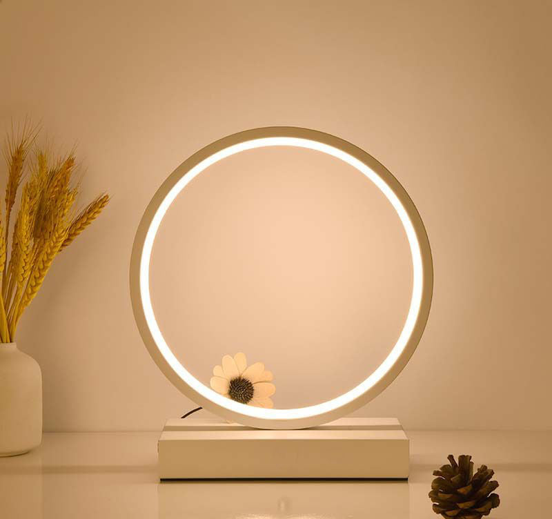 Naktinis šviestuvas prie lovos