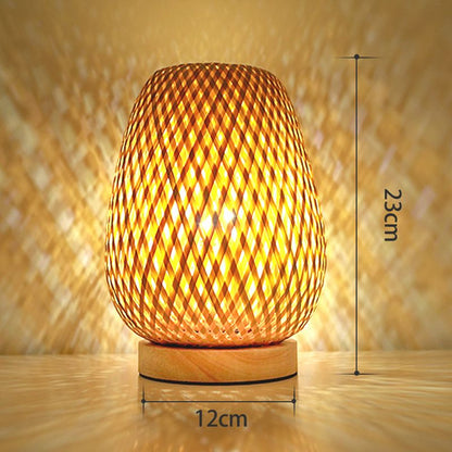 Medinė lemputė, ovali forma, auksinė spalva, tinklinė tekstūra, 23 cm aukščio.