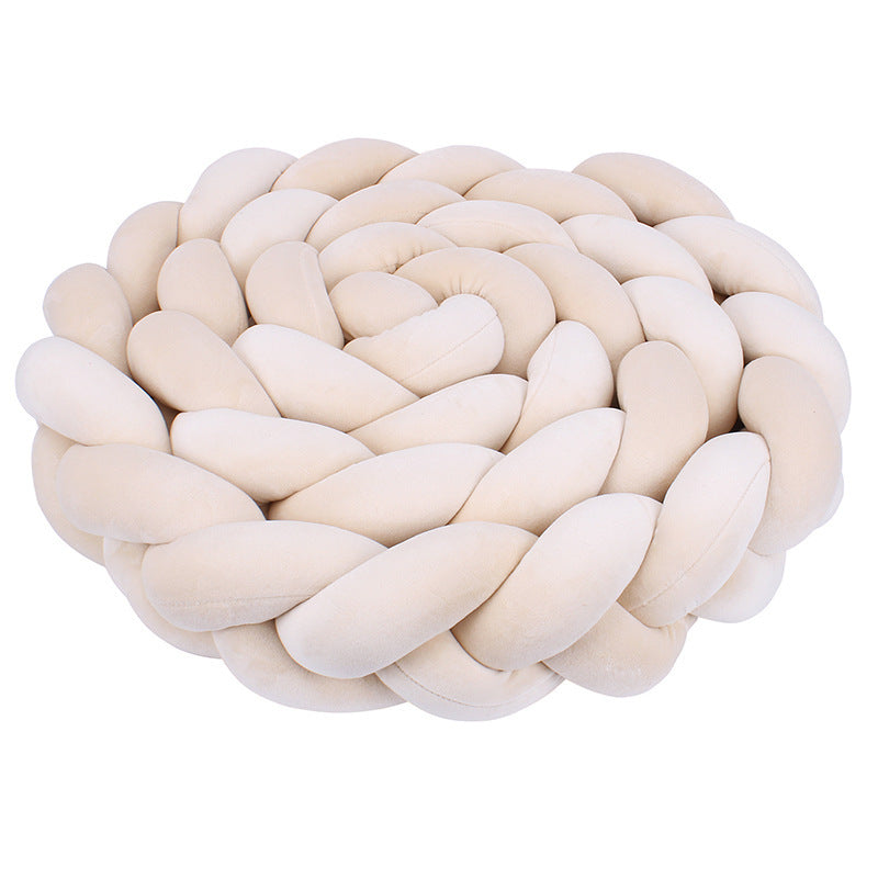 Plytelių formos, šviesiai kreminės spalvos, minkšta ir aksominė tekstūra.