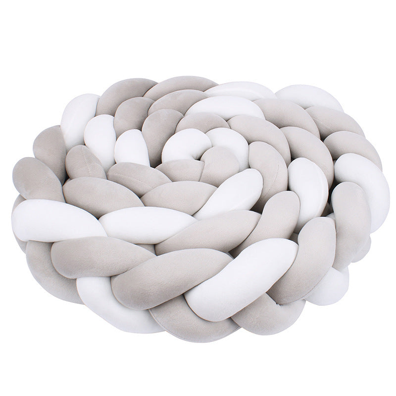 Plytelių formos, pilkos ir baltos spalvos, minkšta, aksominė tekstūra.