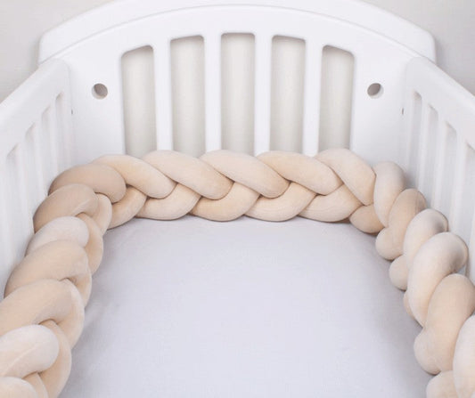 Plytelių formos, šviesiai kreminės spalvos, minkšta ir švelni tekstūra.