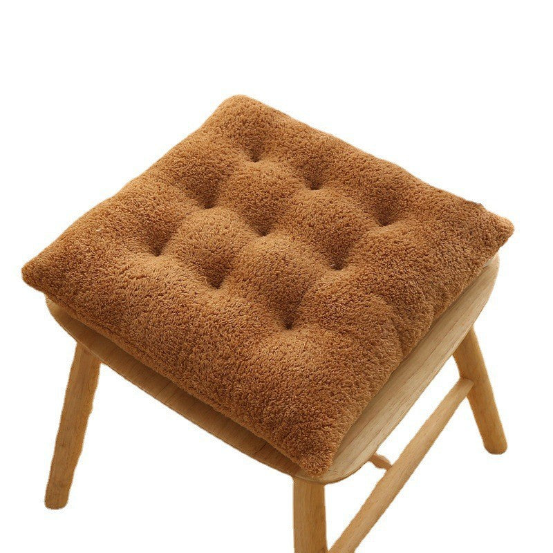 Rudas, minkštas pagalvėlė su iškilimais, puikiai tinka kėdei.