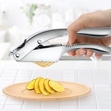 Metalinis česnakų spaustuvas, blizgus, su ergonomiškomis rankenomis, šalia supjaustyti česnakai.