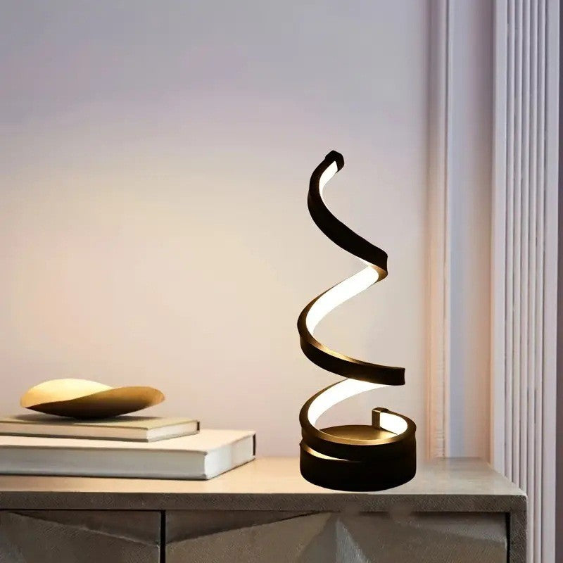 Juoda spiralė formos lempa su šviesos juosta, švelni tekstūra.