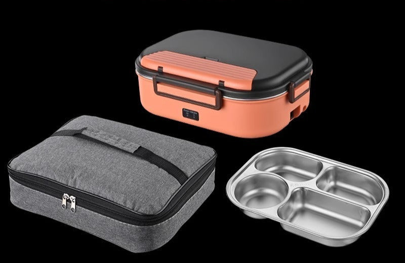 Oranžinė kvadratinė dėžė, pilkas audinio maišelis ir metalinė lėkštė su trimis skyreliais.