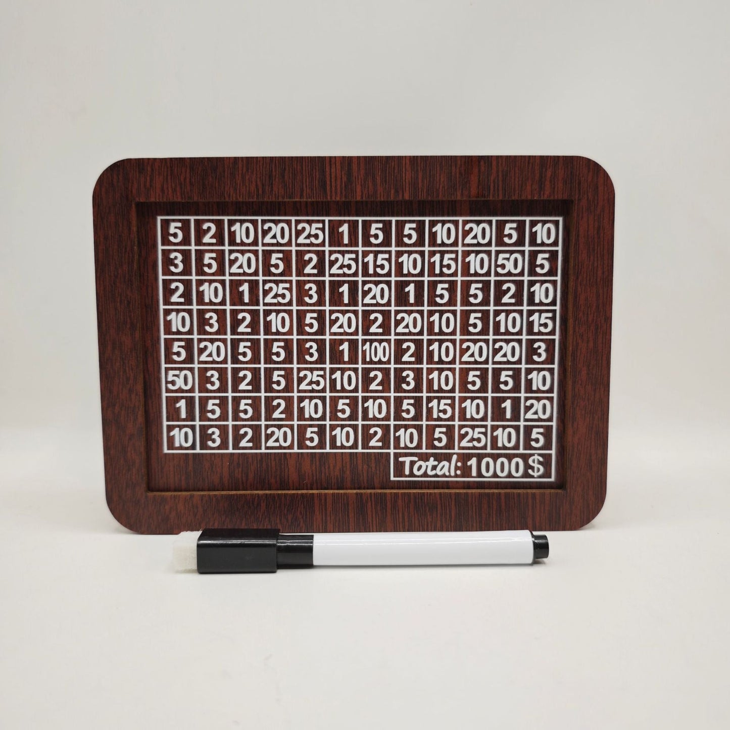 Medinis skaičių lentelė su baltomis raidėmis, šalia juodas rašiklis.