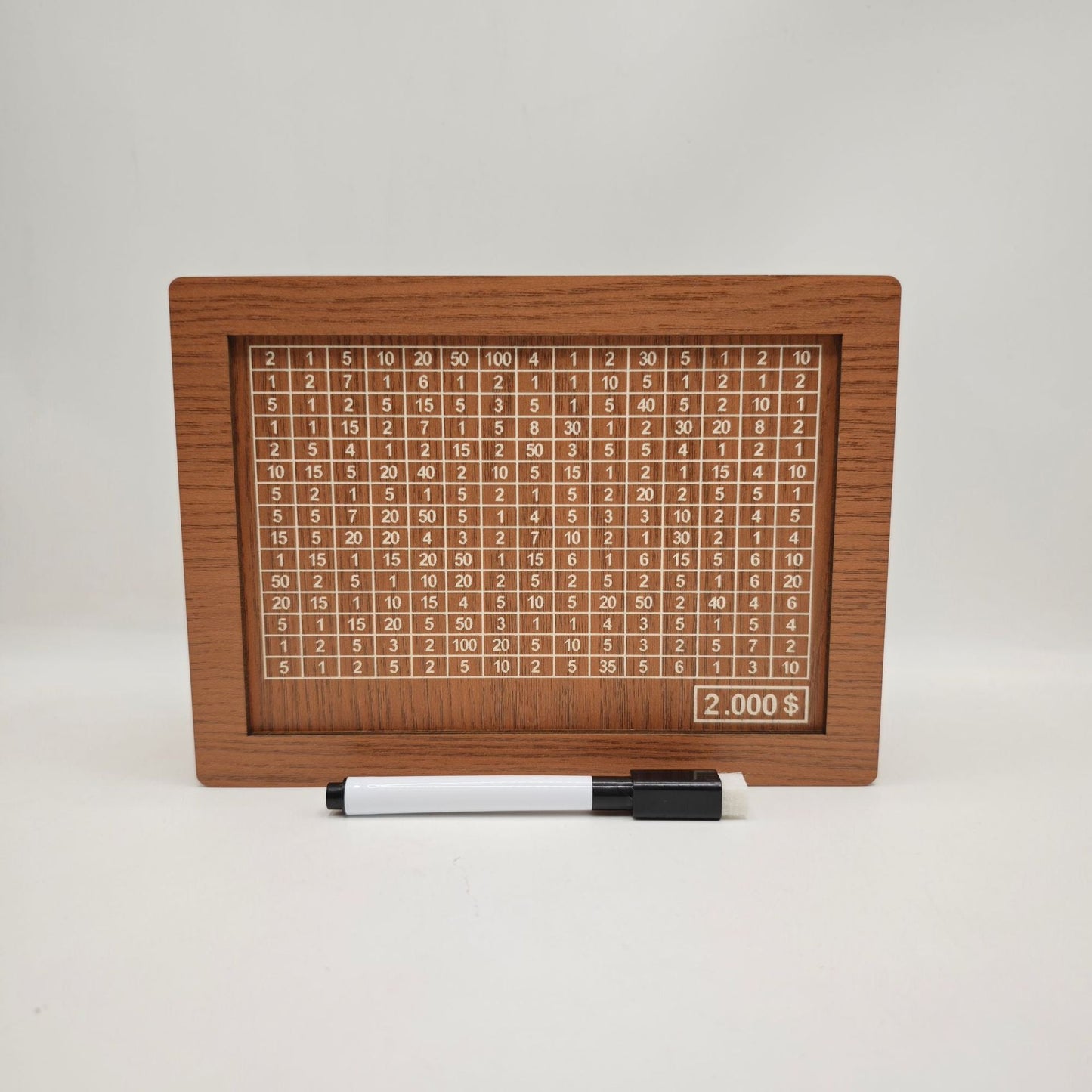 Medinis skaičių lentelės rėmas, šviesiai rudos spalvos, su balta rašiklio galvute.