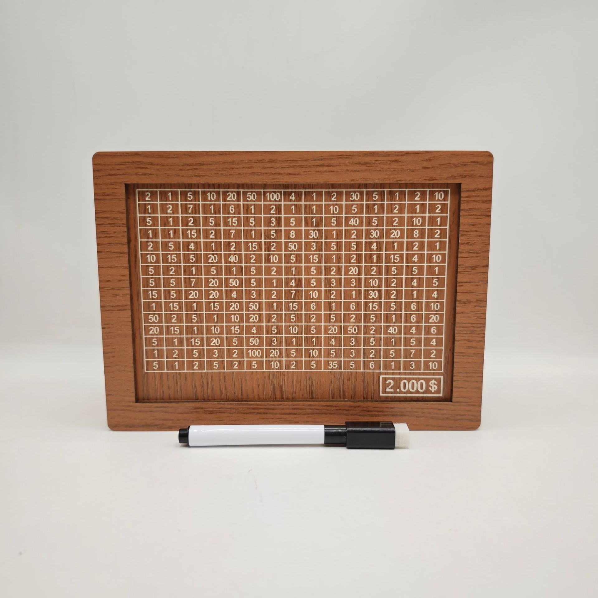Medinis skaičių lentelės rėmas, šviesiai rudos spalvos, su balta rašiklio galvute.