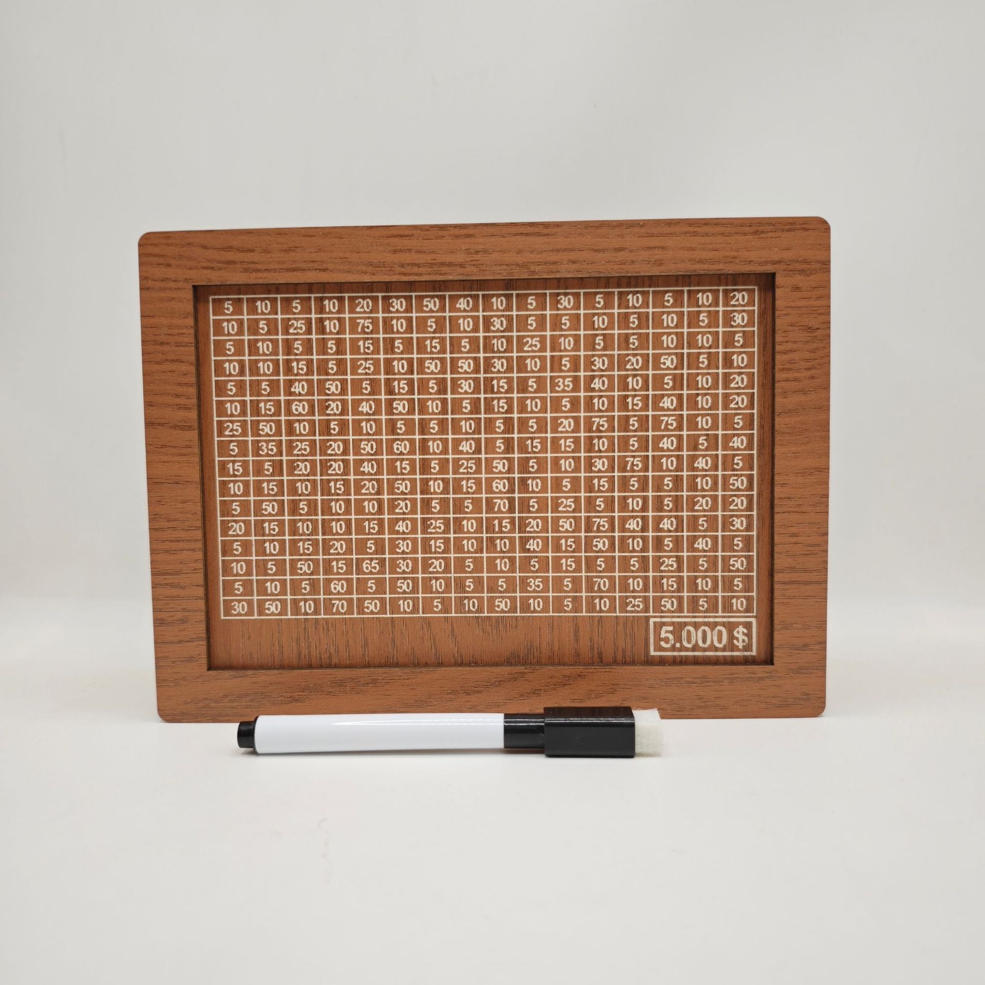 Medinis skaičiavimo lentelės rėmas, šviesiai rudos spalvos, su balta rašikliu.
