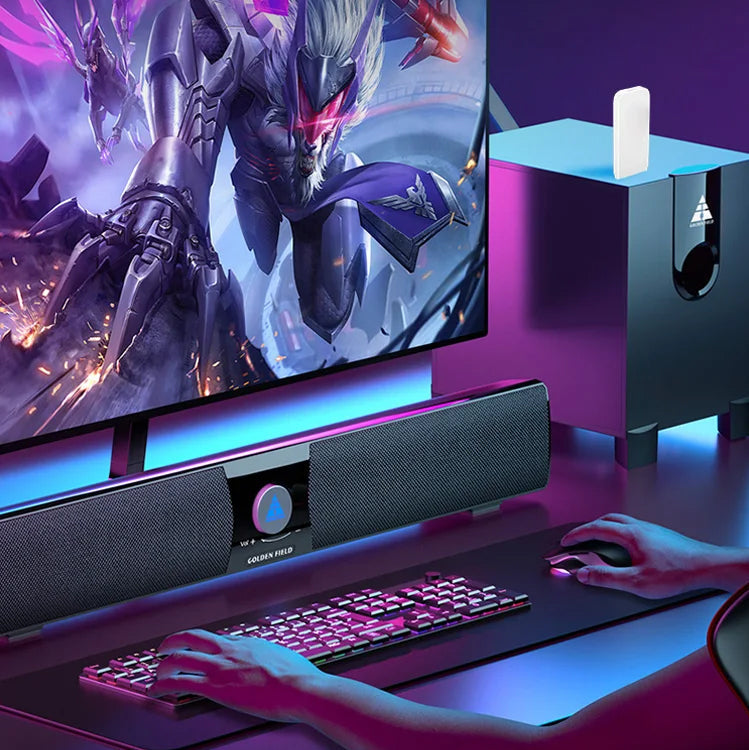 Asmuo žaidžia kompiuterinį žaidimą, spalvinga klaviatūra ir garsiakalbis, futuristinis fonas.