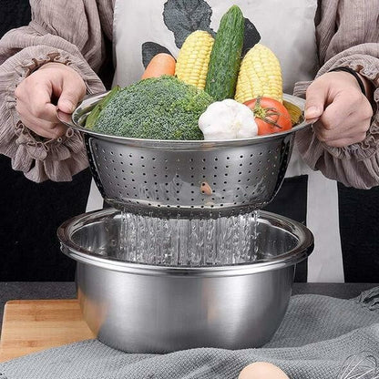 Daržovės sudėtos į nerūdijančio plieno sietelį su dubeniu