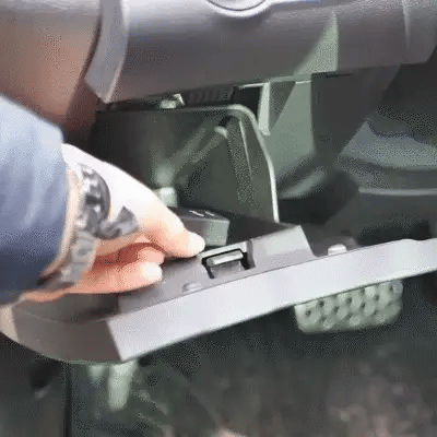 Ranka tvirtina juodą įrenginį automobilio salone
