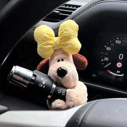 Šuniuko formos automobilio dekoracija matomas iš galinės pusės