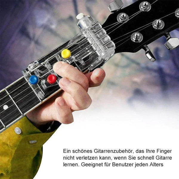 Skaidrus akordų spaudiklis pritvirtintas prie gitaros grifo