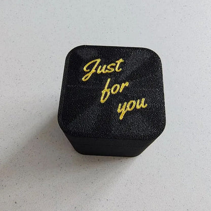 Juodos dėžutės dangtelis su užrašu Just for you iš viršaus