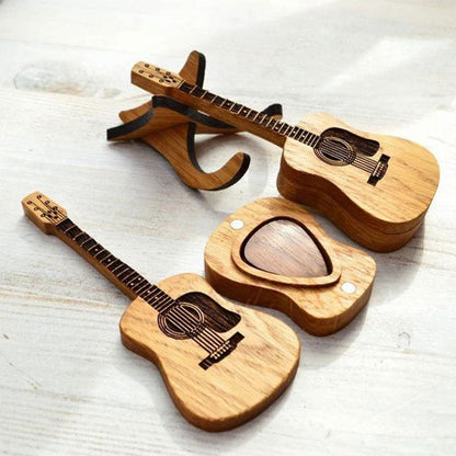 Atidarytas gitaros formos dėklas su mediatoriais ir stovu