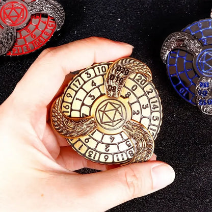 Delne laikomas bronzos spalvos giroskopinis RPG kauliukų ratas