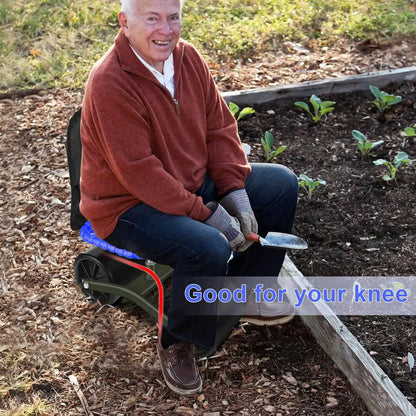 Vyras sėdi ant sodo kėdutės prie lysvės