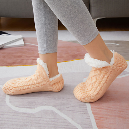 Minkštos šlepetės kojinės – Juoda / 35-39 naudojimo metu