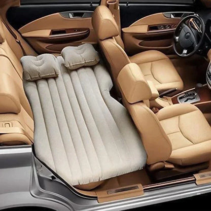 Smėlio spalvos pripučiamas čiužinys įrengtas automobilio gale