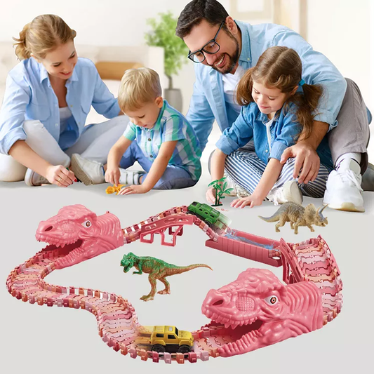 Žaislinis rožinis dinozaurų trasos rinkinys su vaikais ir tėvais, žaidžiančiais aplink.