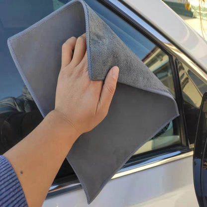 Pilka šluoste valomas automobilio lango kraštas