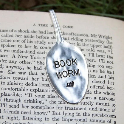 Book worm metalinis skirtukas ant knygos teksto