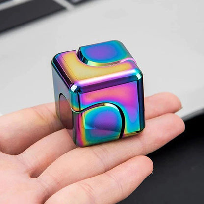 Metalinis Fidget Cube suktukas delne