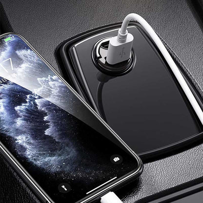 Telefonas kraunamas laidu nuo automobilio USB įkroviklio