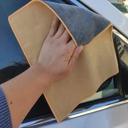 Pilkos ir smėlio spalvos šluostės ant automobilio stiklo