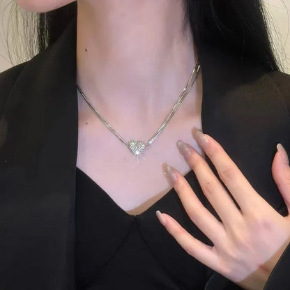 Grandinėlė ant kaklo Magnetinė širdelė stambiu planu
