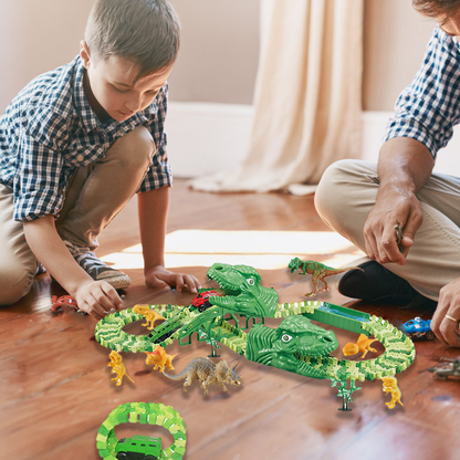 Du vaikai žaidžia su žaliais dinozaurų žaislais ant medinių grindų.