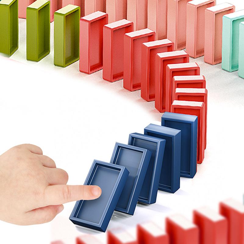 Traukinukas dėliojantis "Domino" kaladėles