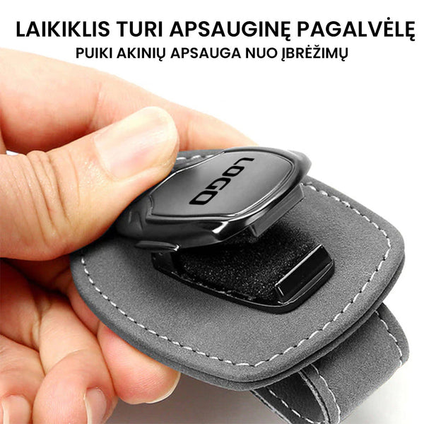 Juodas automobilinis akinių laikiklis laikomas rankoje