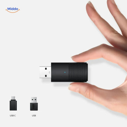 Kompaktiškas USB belaidis CarPlay adapteris laikomas rankoje