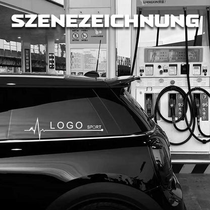 Atspindintis lipdukas ant automobilio galinio šoninio lango naktį