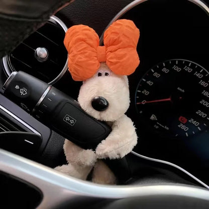 Šuniuko formos automobilio dekoracija parodytas skirtingų spalvų variantais