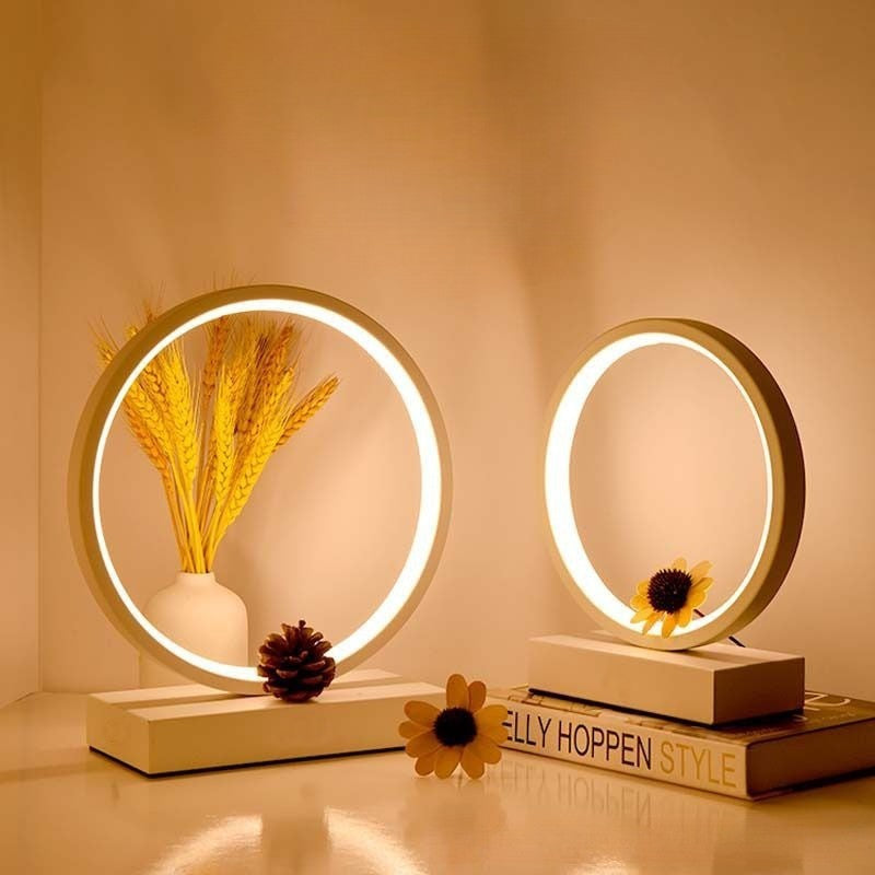 Naktinis šviestuvas prie lovos