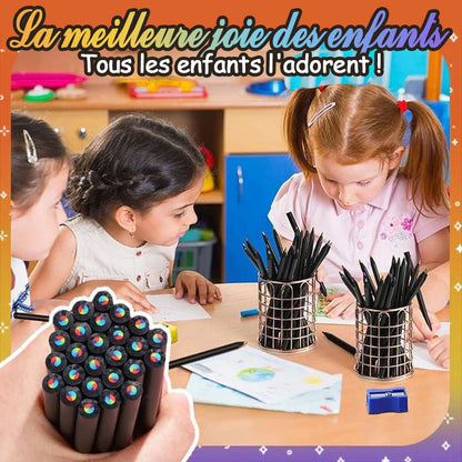 Vaikai piešia vaivorykštiniais pieštukais prie stalo