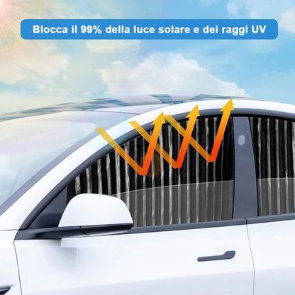 Saulės spindulių kryptys į juodą automobilio lango užuolaidą