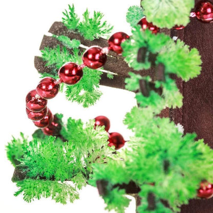 Raudonų karoliukų girlianda ant žalios kristalų eglutės
