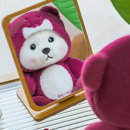 Bordo pliušinis meškinas atsispindi veidrodyje