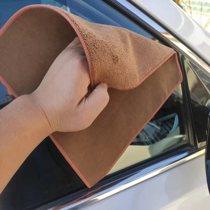 Ruda ir pilka šluostės laikomos prie automobilio durų