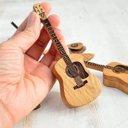 Medinis gitaros dėklas laikomas rankoje iš šono