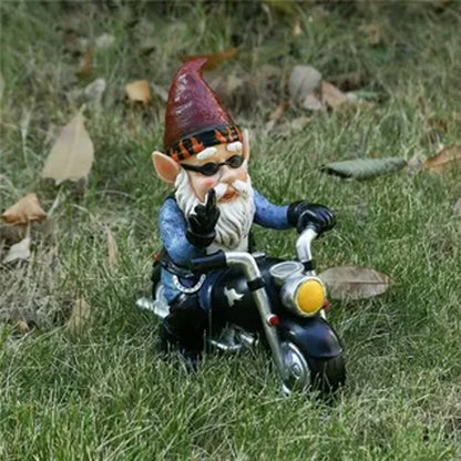 Nykštukas su akiniais ant motociklo sodo take